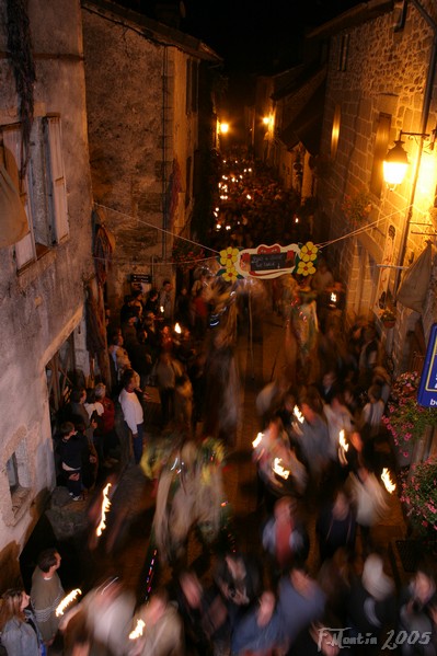 La rue longue avec du monde